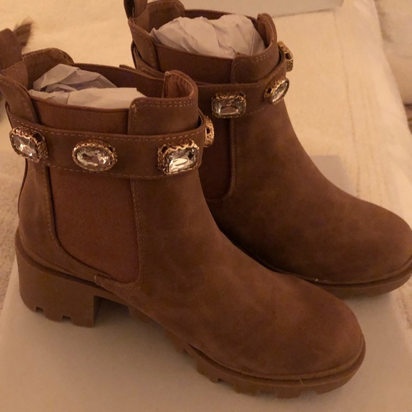 Shoes - Ankle boots NWOT 💖